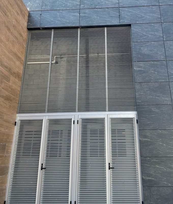 Puerta tipo louver Alumidoor de aluminio para ventilación 1