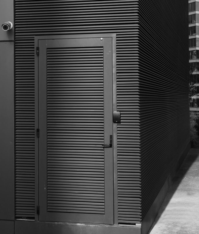 puerta tipo louver en escaleras